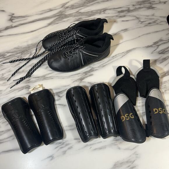 DSG Speed Viper Soccer Cleats Kids Size 13 Black With Assorted Shin Guards - Picture 1 of 6